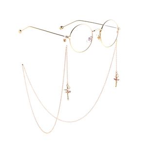 Chaîne de lunettes danseuse rose avec monture dorée et détails en strass scintillants