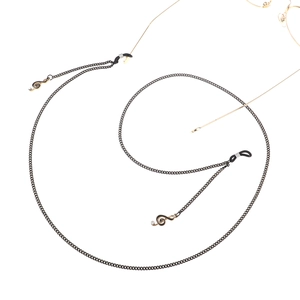 Minimalistische schwarze Brillenkette mit goldenen Notenschlüsseln und Glitzersteinen