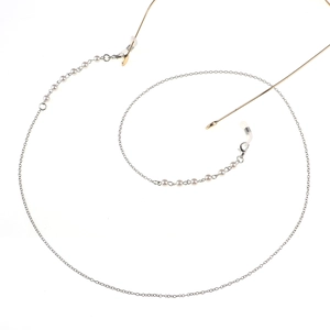 Dettaglio catena per occhiali in argento con perle e anelli in silicone antiscivolo