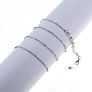 Catena per occhiali minimalista con perle e maglie argentate su supporto bianco