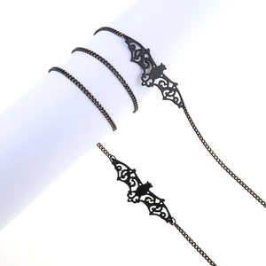 Chaîne de lunettes gothique en métal noir avec des pendentifs chauve-souris ajourés