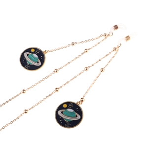 Catenella per occhiali dorata con pendenti pianeta in smalto blu e perle metalliche