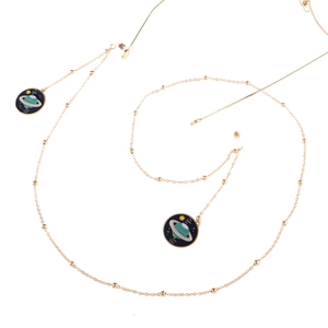 Catenina per occhiali dorata con ciondoli Saturno in smalto blu e anelli in silicone