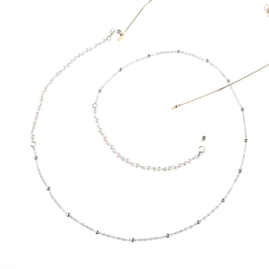 Chaîne de lunettes argentée élégante avec perles blanches et boucles en silicone