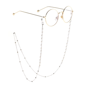 Monture de lunettes ronde dorée avec chaîne décorative en perles blanches