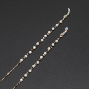 Chaîne à lunettes dorée élégante avec perles blanches et boucles en caoutchouc