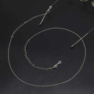 Chaîne de lunettes dorée avec maillons triangulaires et boucles en silicone antidérapantes