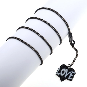 Catenina per occhiali nera alla moda con ciondolo a cuore e scritta LOVE bianca
