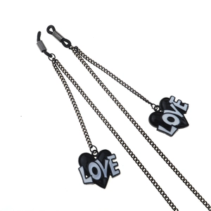 Catenina per occhiali alla moda con ciondolo a cuore LOVE nero e maglia in metallo argento
