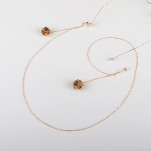Cadena dorada para gafas con pompones de leopardo y bucles de silicona ajustables
