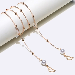 Détail de chaîne à lunettes dorée avec ailes d'ange, perles et boucles en silicone souple