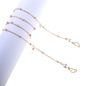Chaîne de lunettes dorée élégante avec perles blanches et breloques en ailes