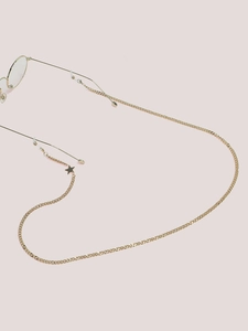 Detaillierte Makroansicht einer goldenen Brillenkette mit Sternanhänger und Silikonenden