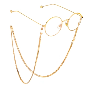 Detail einer goldenen runden Brille mit einer filigranen Metall-Sternenkette als Zubehör