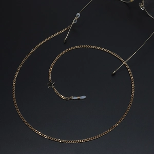 Elegante goldene Brillenkette aus Metall mit Sternanhängern auf dunklem Hintergrund