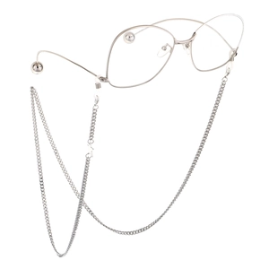 Minimalistisches Brillenmodell aus Silbermetall mit eleganter Kugelkette auf weißem Grund