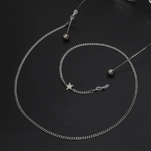 Silberne Brillenlkette aus Metall mit Sternen und Perlen sowie Silikonschlaufen