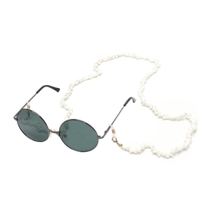 Retro round sunglasses with black metal frame and white shell bead eyewear chain