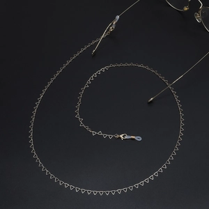 Handgefertigte goldene Brillenkette mit Dreiecksgliedern und verstellbaren Schlaufen