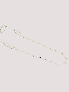 Détail d'une chaîne à lunettes dorée ornée de breloques élégantes en forme de cœur en métal