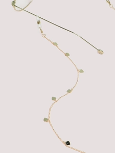 Détail de la chaîne à lunettes dorée avec coeurs et boucle en silicone antidérapante