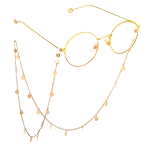 Chaîne à maillons cœur dorée avec lunettes rondes en métal sur fond blanc