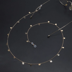 Chaîne de lunettes dorée élégante avec sequins en cœur et boucles antidérapantes