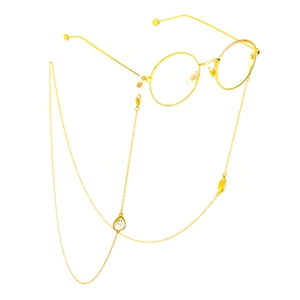 Detailansicht einer goldenen Brillenkette mit zarten klaren Tropfenanhängern aus Kristall