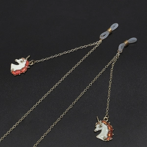 Détail de la chaîne de lunettes dorée avec pendentif licorne et boucles silicone