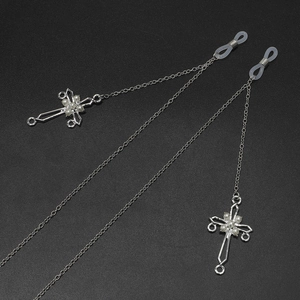 Catenella per occhiali in metallo argento con ciondoli a croce di perle bianche e passanti