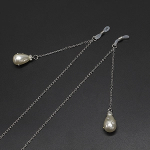 Catenina per occhiali argento con perle a goccia e ciondoli con strass brillanti