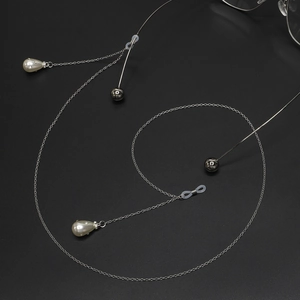 Catena per occhiali argento con perle a goccia e strass su sfondo nero