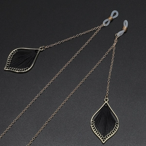 Chaîne De Lunettes Élégante Métal Cuivre Doré Avec Pendentif Feuille Anneaux Silicone Antidérapants Accessoire Mode