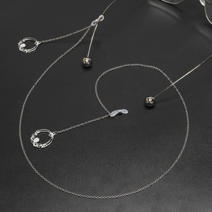 Catena per occhiali antiscivolo argento con ciondoli circolari traforati ed eleganti