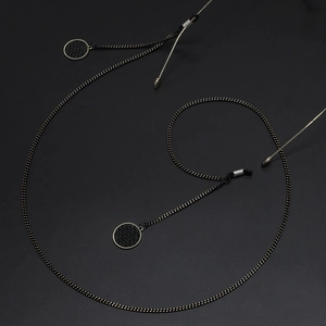 Chaîne à lunettes tendance noir et or avec pendentifs circulaires texturés