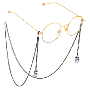 Goldene runde Brille mit schwarzer Perlenkette und niedlichem Panda-Anhänger