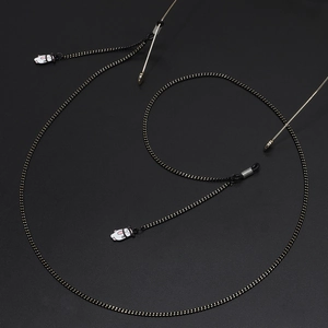 Modische schwarze Brillenkette mit goldenen Akzenten und süßem Panda-Katzen-Anhänger