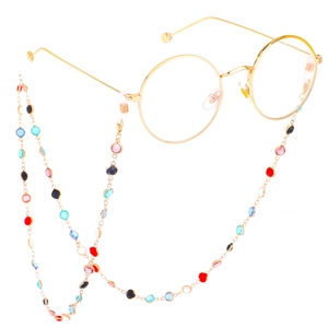 Lunettes rondes dorées avec chaîne en perles colorées antidérapante sur fond blanc