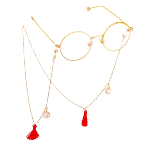 Lunettes dorées avec chaîne en perles, grands pendentifs en perles et glands en soie rouge