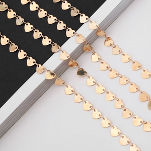 Fashionable gold heart-shaped link chain for eyewear with polished metallic finish