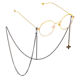 Retro goldene Rundbrille mit schwarzer Kleeblatt-Anhängerkette und minimalistischem Nackenband