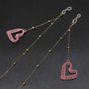 Chaîne à lunettes dorée avec pendentifs cœur rose et boucles en silicone réglables