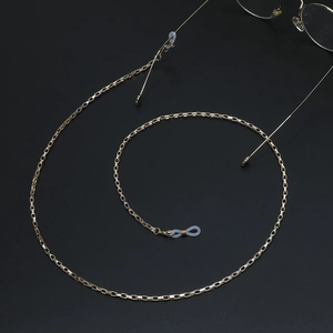 Chaîne de lunettes dorée antidérapante avec boucles en silicone sur fond noir