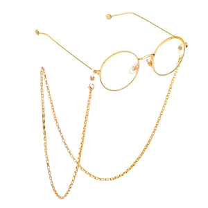 Détail de la chaîne de lunettes dorée avec boucles en silicone et maillons métalliques