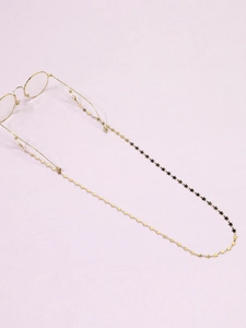 Détail de la chaîne à lunettes étoile dorée avec boucles en silicone antidérapantes
