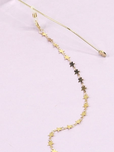 Détail des perles dorées en étoile et des boucles en caoutchouc sur la chaîne de lunettes