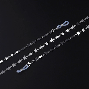 Détail de la chaîne à lunettes à maillons d'étoiles argentées avec embouts
