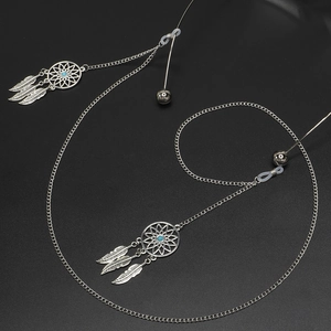 Chaîne de lunettes bohème argentée avec pendentif attrape-rêves et perles bleues sur fond noir