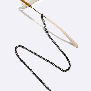 Chaîne de lunettes chic en métal noir avec boucles antidérapantes sur fond blanc