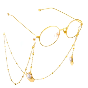 Chaîne de lunettes en perles dorées en éventail avec lunettes en métal sur fond blanc